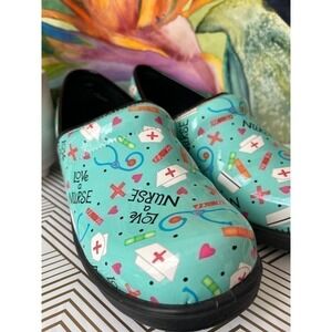 NWOT SAVVY Super cute‎ "love a nurse" printed nursing non slip shoes sz9.5